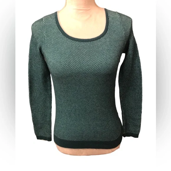 SOLD The North Face Women’s Thermal Top XS - Picture 2 of 5